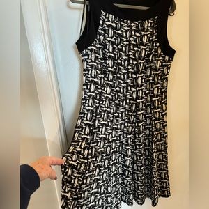 Sleeveless black/white print dress